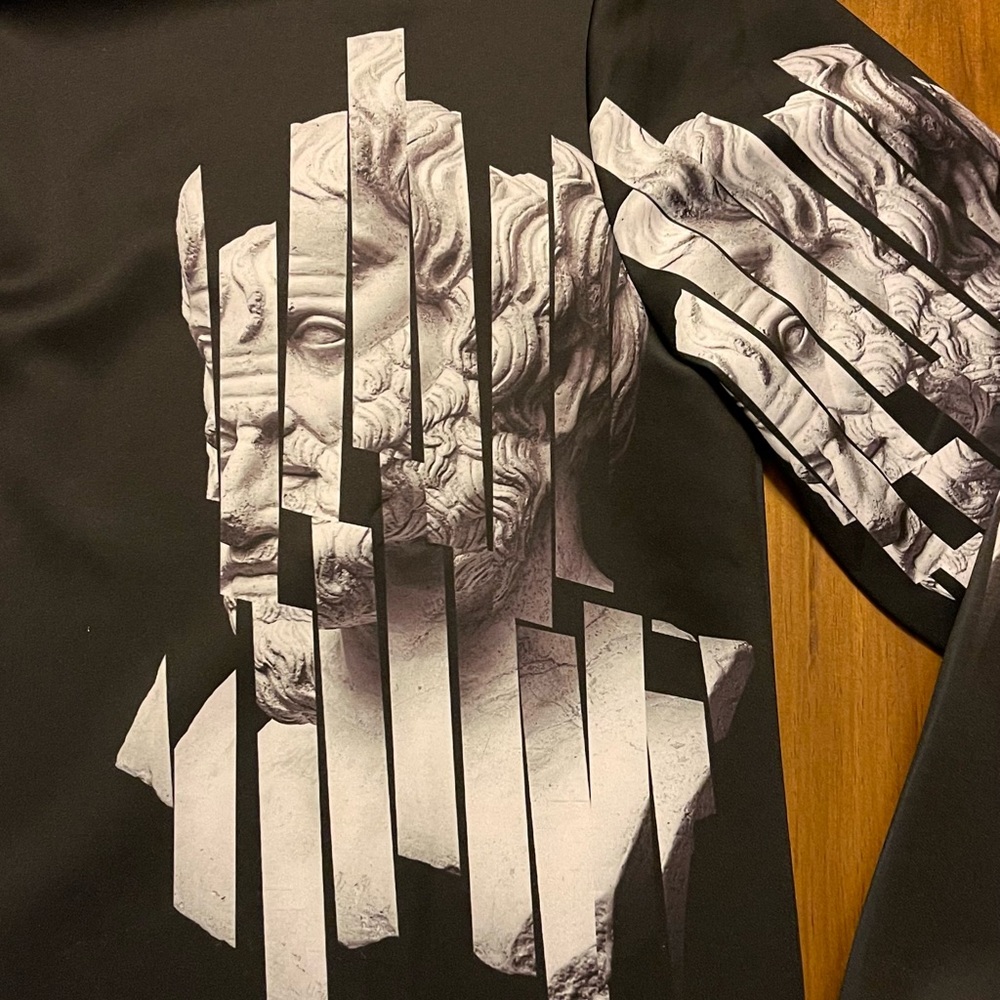 Graphic Crew Neck. NEW WITHOUT TAGS.